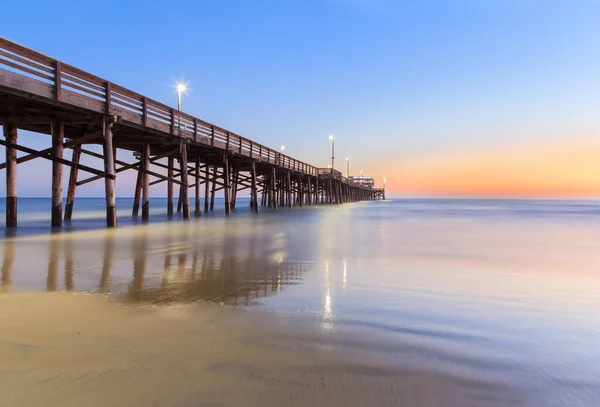 Newport Beach, Kaliforniya 'da gün batımından sonra Balboa Rıhtımı, ABD