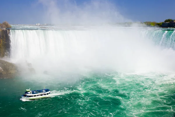 Turist Båt Kryssning Passera Niagara Falls New York Usa — Stockfoto