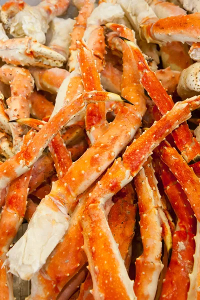 Pike 'daki dondurulmuş kral yengeç bacakları taze pazarda.