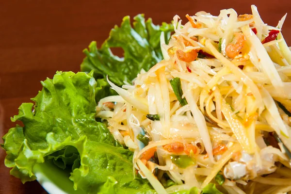 Baharatlı Tayland papaya salatasını kapat.