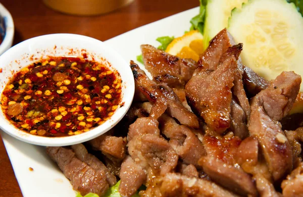 Baharatlı soslu Tayland usulü ızgara domuz eti.