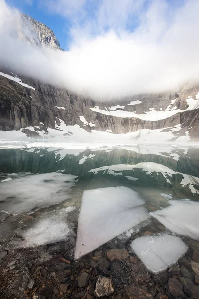 Ice Sheet Cover Icebergsjön Glacier National Park — Stockfoto