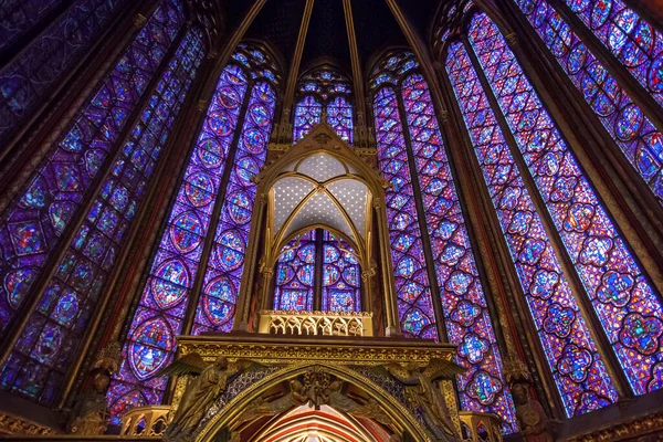 3 Ocak 2013 'te Sainte-Chapelle' de sunak. Sainte Chapelle, Paris 'te ziyaret edilen en güzel turistlerden biridir..