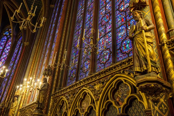 Sainte Chapelle 'deki Yukarı Şapel, 3 Ocak 2013. Sainte Chapelle, Paris 'te ziyaret edilen en güzel turistlerden biridir..