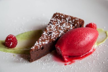 Fıstıklı dondurma ve ahududulu pasta.