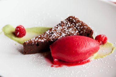 Fıstıklı dondurma ve ahududulu pasta.