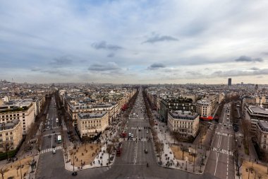 Champ Elysee Bulvarı ve Paris şehrinin manzarası Zafer Takı 'nın tepesinden gökyüzüne yükseliyor..