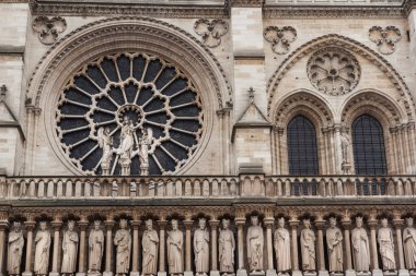 Notre Dame Katedral Cephesi - Mary in Rose Window, Paris, Fransa