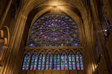 Notre dame 'daki leke camlı gül penceresi Carthedral, Paris