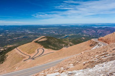 Pike Zirvesine giden yol, Colorado Baharı, Colorado.