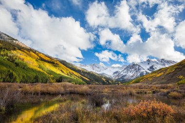 Sonbaharda renkli Colorado dağı.