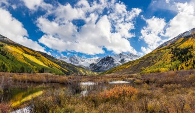 Sonbaharda renkli Colorado dağı, Aspen, CO
