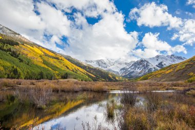 Sonbaharda renkli Colorado dağı.