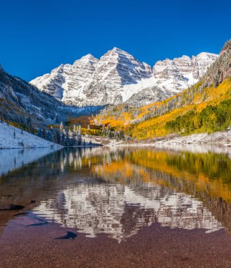 Erken kar fırtınasından sonra Şelale 'deki Maroon Bells Ulusal Parkı