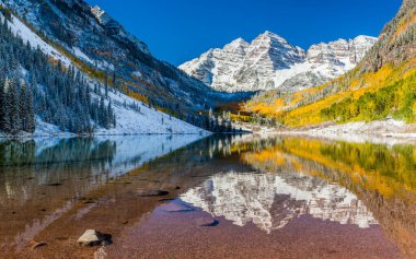 Şelale, Aspen, Colorado 'daki Maroon Bells Ulusal Parkı Panorama Manzarası.