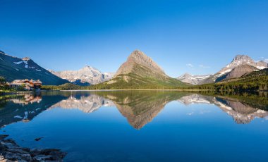Wilbur Dağı ve Glacier National 'daki Swiftcurrent Gölü' ndeki yansıma.
