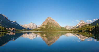 Wilbur Dağı ve Glacier National 'daki Swiftcurrent Gölü' ndeki yansıma.