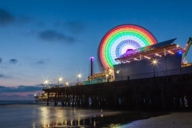 Santa Monica İskelesi günbatımından sonra, Santa Monica, California, ABD.