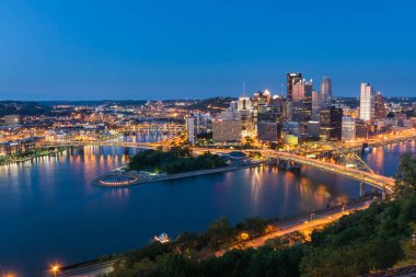 Pittsburgh şehir merkezi gece silueti, Pennsylvania, ABD.
