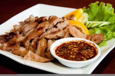 Baharatlı ızgara soslu Tayland usulü barbekü..