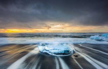 Jokulsarlon siyah kumsal güneş doğarken, İzlanda.