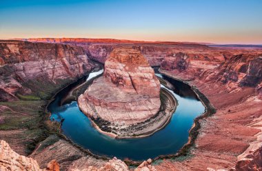 Arizona, ABD 'de gün doğumunda at nalı bükülür.