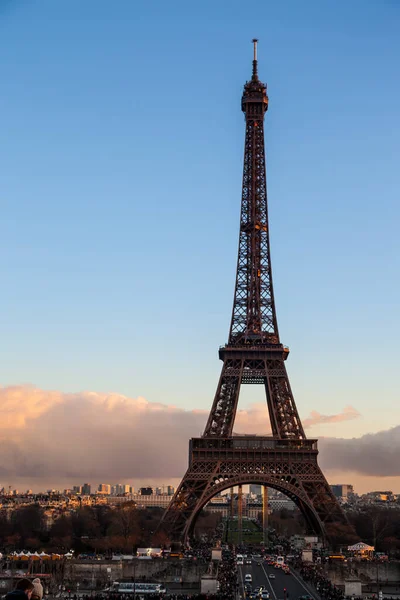 Günbatımında Eyfel kulesi olan Paris şehri, Fransa.