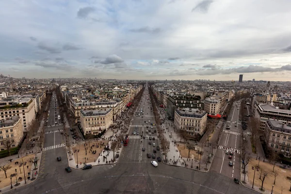 Champ Elysee Bulvarı ve Paris şehrinin manzarası Zafer Takı 'nın tepesinden gökyüzüne yükseliyor..