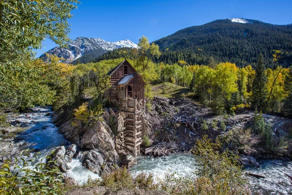 Şelalede Colorado 'daki Crystal Mill' i terk et.