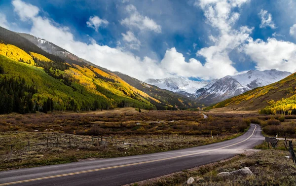 Aspen, Colorado yakınlarında sonbahar manzaralı sürüş.