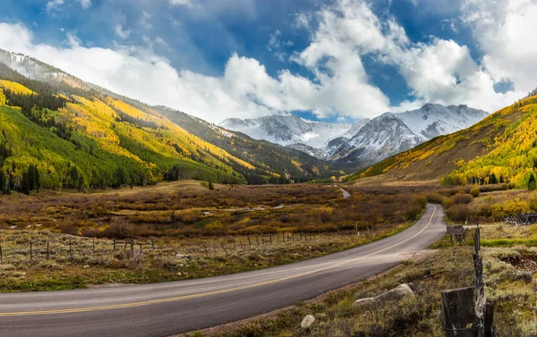 Colorado, Aspen yakınlarında renkli sonbahar manzaralı sürüş.