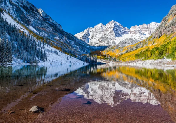 Erken kar fırtınasından sonra Şelale 'deki Maroon Bells Ulusal Parkı