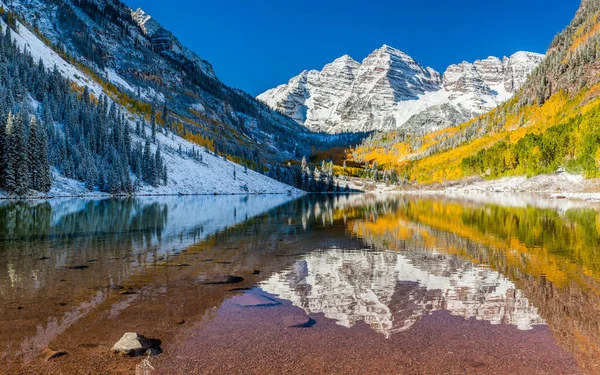 Şelale, Aspen, Colorado 'daki Maroon Bells Ulusal Parkı Panorama Manzarası.