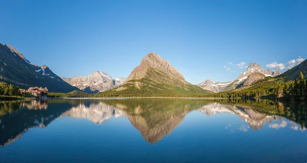 Wilbur Och Reflektion Vid Swiftcurrent Lake Glacier Nationa — Stockfoto