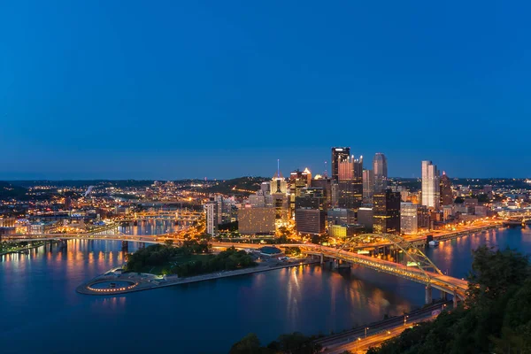 Pittsburgh şehir merkezi gece silueti, Pennsylvania, ABD.