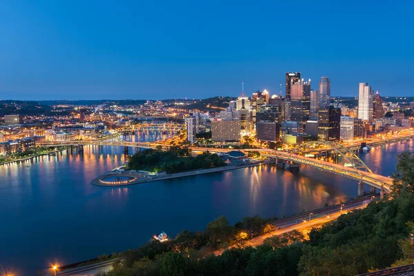 Pittsburgh şehir merkezi gece silueti, Pennsylvania, ABD.