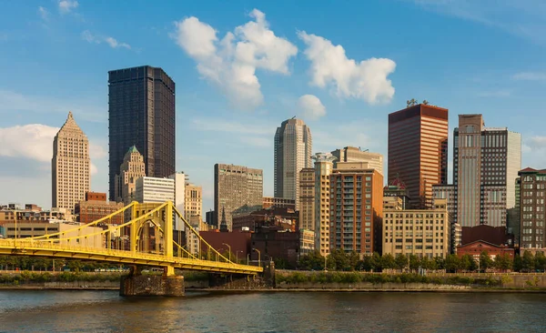 Pittsburgh şehir merkezi güzel bir günde silueti, Pennsylvania, ABD