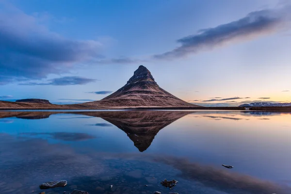 Kirkjufell Elmélkedés Gyönyörű Napfelkelte Izland — Stock Fotó