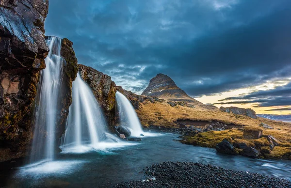 冰岛日出时瀑布和Kirkjufell — 图库照片