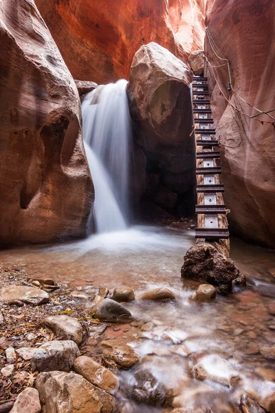 Zion Ulusal Parkı 'nda Kanarra Deresi Kanyonu Kanyonu yolu