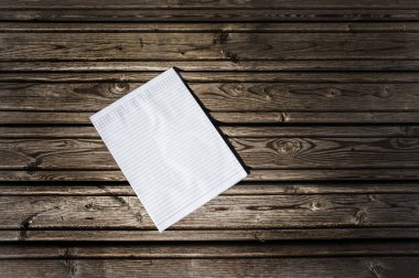 ahşap arka plan üzerinde beyaz dizüstü yalan