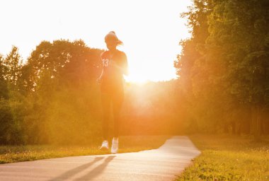 Koşu bandında koşan atlet ayakları ayakkabıya yakın plan.