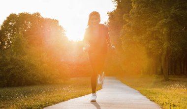 Koşu bandında koşan atlet ayakları ayakkabıya yakın plan.