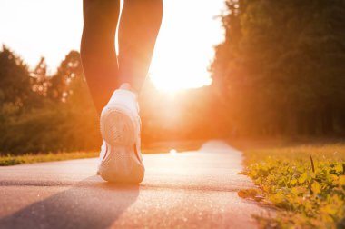 Koşu bandında koşan atlet ayakları ayakkabıya yakın plan.