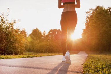 Ayakkabı Koşu bandı üzerinde çalışan sporcular ayak koşucu yakın çekim