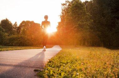 Koşu bandında koşan atlet ayakları ayakkabıya yakın plan.