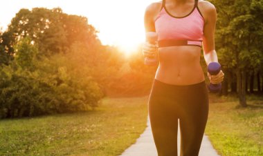 Koşu bandında koşan atlet ayakları ayakkabıya yakın plan.