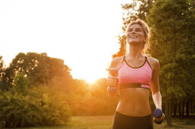 Koşu bandında koşan atlet ayakları ayakkabıya yakın plan.