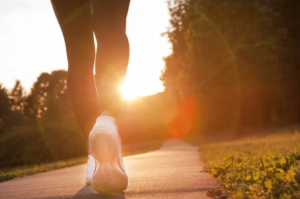 Atleta corredor pies corriendo en cinta de correr primer plano en zapato — Foto de Stock