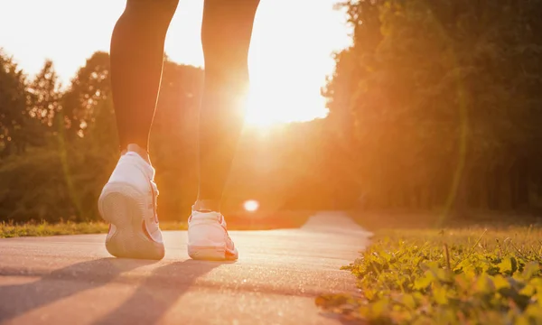 Atleta corredor pies corriendo en cinta de correr primer plano en zapato — Foto de Stock